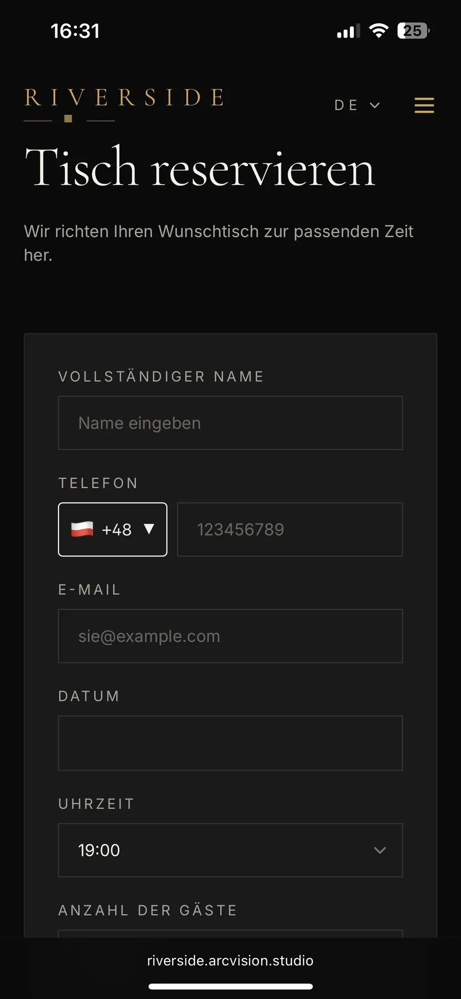 Table reservation form on a phone, in German: name, phone, email, date, time and number of guests